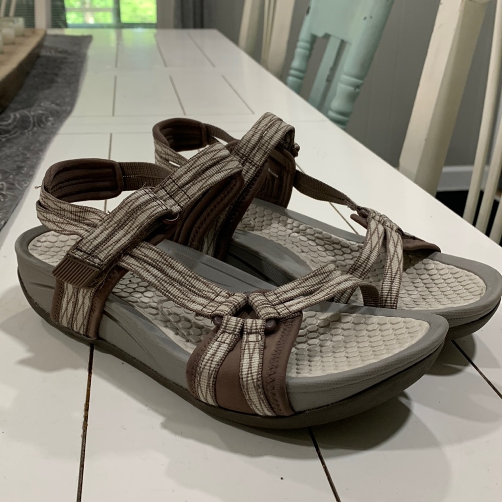 Woman’s Baretraps sandals